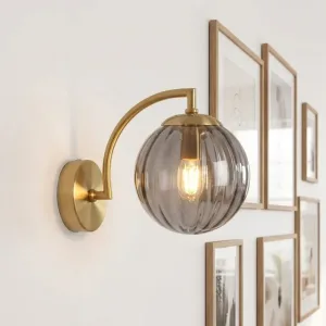Minimalistisk vägglampa med glasarm och LED