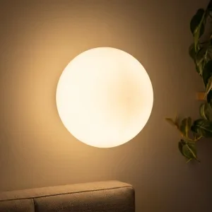 Minimalistisk rund vägglampa i frostat glas med varmvit LED