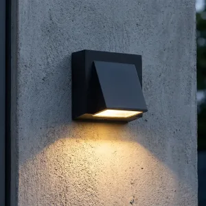 Minimalistisk LED-vägglampa för utomhusbruk med nedåtriktat ljus